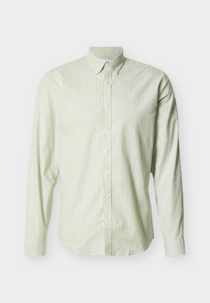 Koszula z długim rękawem na guziki w pionowe paski w jasnym zielonym i białym kolorze z zapiętym kołnierzykiem na jednolitym tle.