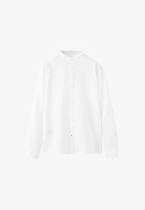 Biała koszula z długim rękawem, z kołnierzykiem mandaryńskim, zapinana na guziki z przodu oraz na mankietach, prezentowana na jednolitym białym tle.