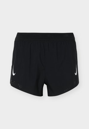 Μαύρο αθλητικό σορτς με ελαστική μέση, λευκά λογότυπα Nike σε κάθε πόδι και μικρές οπές αερισμού κοντά στο τελείωμα.
