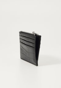 Cartera de cuero negro con textura de cocodrilo, que cuenta con un compartimento con zipper y múltiples ranuras para tarjetas. Diseño compacto y delgado.