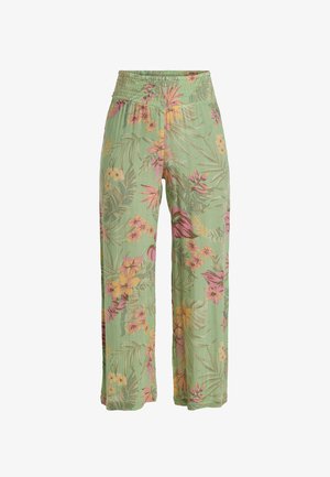 Blomstermønstrede vidde bukser i lysegrøn stof med elastisk talje, rosa og gule tropiske blomster samt struktureret materiale.