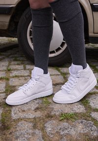 AIR JORDAN 1 MID - Aukšto profilio sportbačiai - white