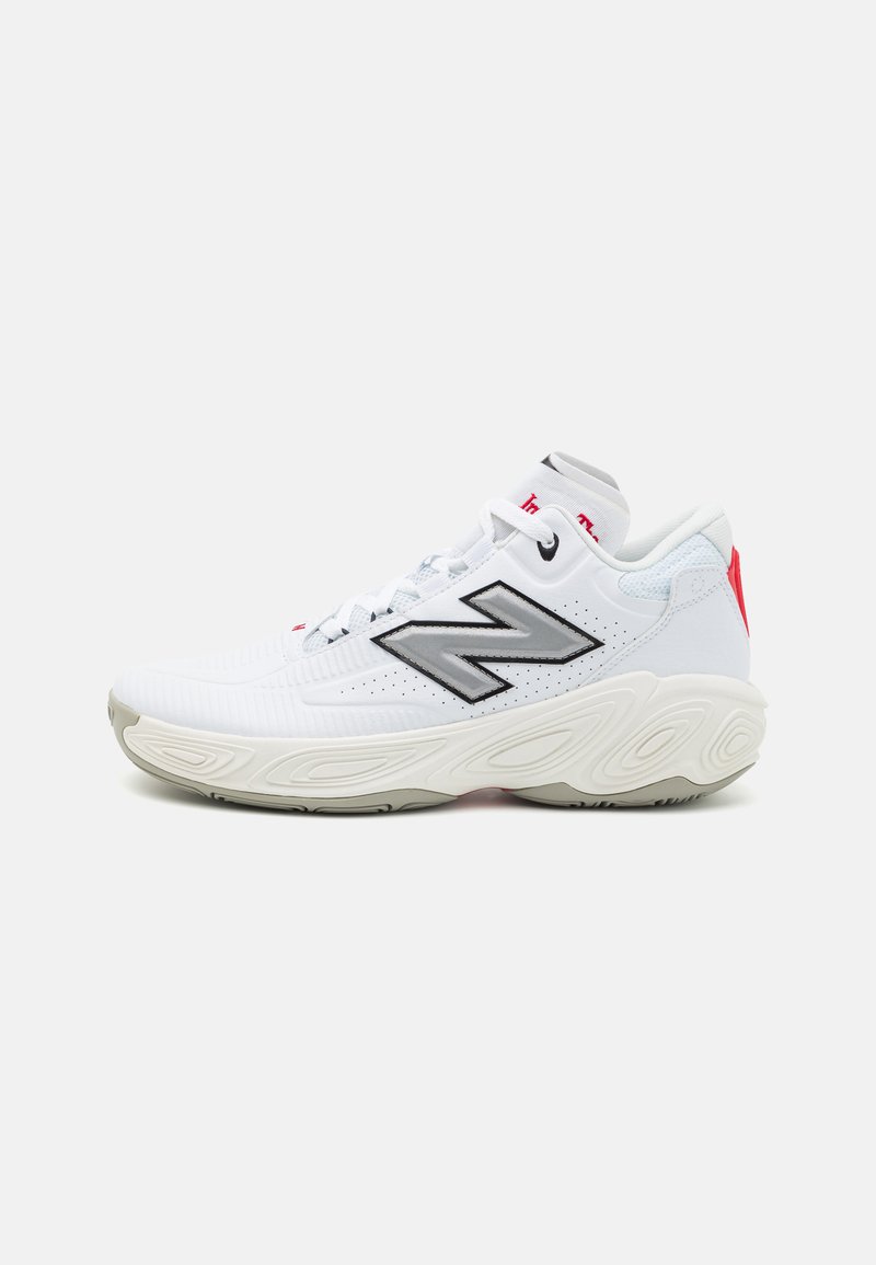 Zapatillas deportivas blancas con un upper texturizado, detalles de marca en negro y acentos en rojo. Cuentan con una suela acolchada y un diseño con cordones.