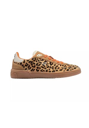 Sneaker basso con tessuto a stampa leopardata, lacci arancioni, suola color cuoio, linguetta del tallone bianca e logo del marchio sul lato e sul tallone.