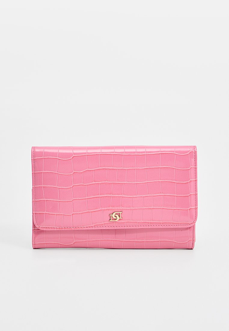 Roze portemonnee met krokodillenprint en glanzende textuur, voorzien van een gouden logoaccent, rechthoekige vorm en klepsluiting.