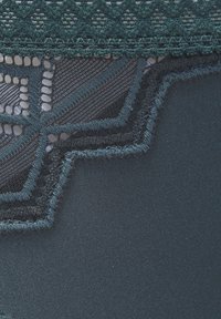 Unselected, piniengrün