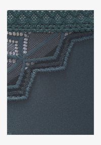 Unselected, piniengrün