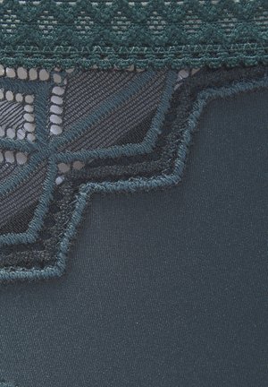 Türkisfarbener Spitzenstoff mit komplizierten geometrischen Mustern, akzentuiert durch dunklere Fäden und eine strukturierte Oberfläche, ergänzt durch glatte Satinabschnitte.