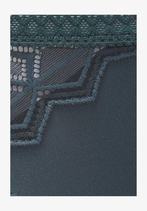 Türkisfarbener Spitzenstoff mit komplizierten geometrischen Mustern, akzentuiert durch dunklere Fäden und eine strukturierte Oberfläche, ergänzt durch glatte Satinabschnitte.