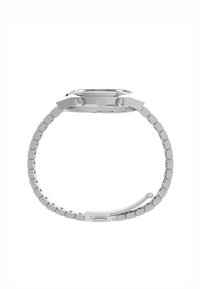 Reloj de metal plateado con caja redonda, bisel plano y brazalete de eslabones articulados. Cuenta con dos botones de presión para ajustes.