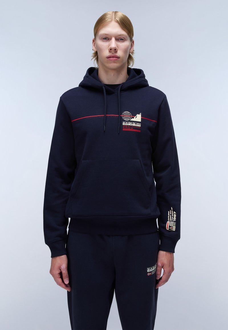 Felpa con cappuccio blu navy, con tasca anteriore, linea di accento rossa, design del logo e dettagli testuali sulla manica. Tessuto morbido, vestibilità comoda.