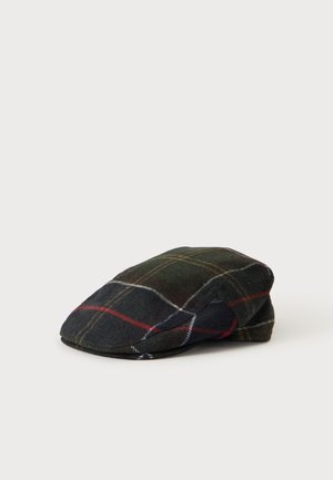 Casquette plate avec un motif à carreaux vert foncé, rouge et blanc, affichée sur un fond clair uni.
