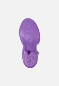 Violetti kumiset kenkäkantapää, jossa on teksturoitu pinta ja muotoiltu rakenne, kantapäässä logo ja koristeelliset kuvioinnit koko pinnalla.