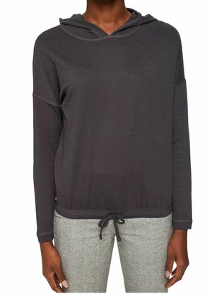 Dunkelgrauer Hoodie mit Kordelzug, langen Ärmeln und einem lockeren Schnitt. Weicher Stoff und sichtbare Nähte. Kombiniert mit grauen strukturierten Hosen.