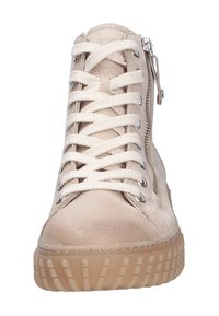 Beige mockapa högtoppsneakers med vita snören och siddragkedja, med en strukturerad sula och slät ovansida.