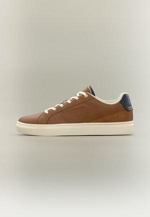 Sneaker marrone in pelle bassa con lacci bianchi, suola bianca e linguetta posteriore blu navy, vista laterale su sfondo neutro.