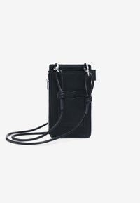 Czarna skórzana torebka na ramię o prostokątnym kształcie, z zamkiem błyskawicznym, dwoma regulowanymi paskami oraz przednią kieszenią wsuwaną.
