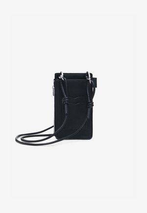 Borsa a tracolla in pelle nera con forma rettangolare, dotata di chiusura a zip, due cinturini regolabili e una tasca frontale a taglio.