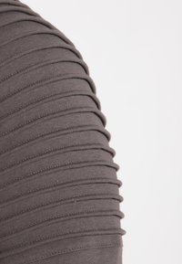 Top fitted grigio scuro con texture a costine, caratterizzato da pieghe orizzontali lungo le maniche, realizzato in tessuto morbido. Design semplice e lineare.