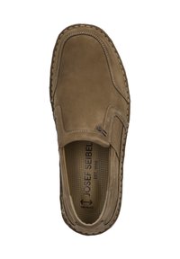 Brązowy skórzany but wsuwany o gładkiej fakturze, kontrastowym przeszyciu, elastycznych akcentach po bokach oraz wyściełanej wkładce. Dodatkowo szeroki fason.