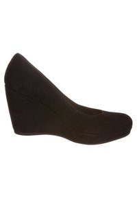 Zwarte wedge schoenen van suede, met een ronde neus en uitsparingsontwerp aan de voorkant. De wedge hak is breed en glad.