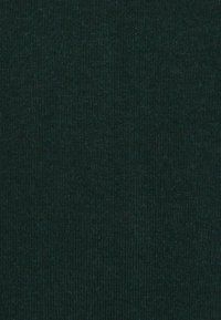 Tissu côtelé vert foncé avec une texture lisse et de fines lignes verticales, adapté pour les vêtements ou la tapisserie. Aucun motif ni accent visible.