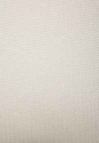 Beige tekstureeritud kangas, millel on sooneline muster ja väikesed tõstetud laigud. Pehme ja kerge materjal, mis sobib polsterduseks.
