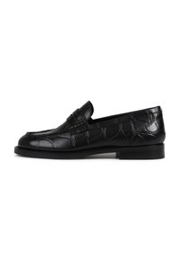 Sapatos loafers em pele preta com textura de croco, bico arredondado e um salto baixo empilhado para maior estabilidade. Costura detalhada visível.
