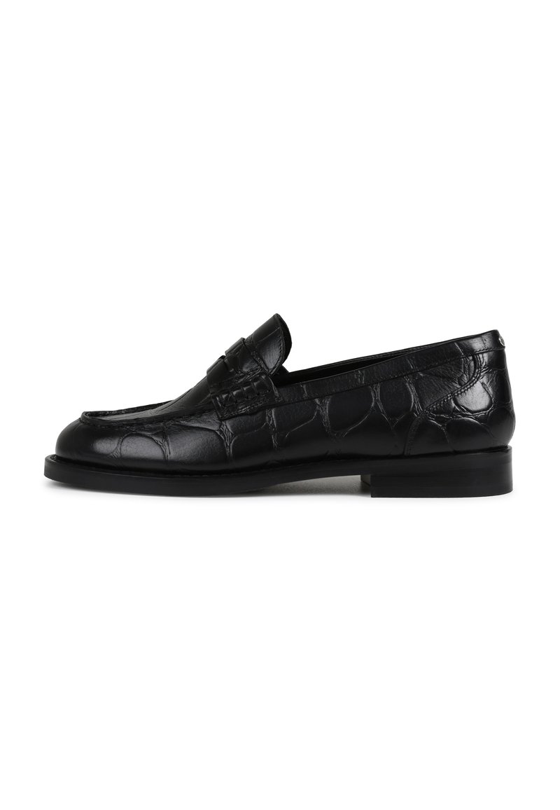 Sapatos loafers em pele preta com textura de croco, bico arredondado e um salto baixo empilhado para maior estabilidade. Costura detalhada visível.