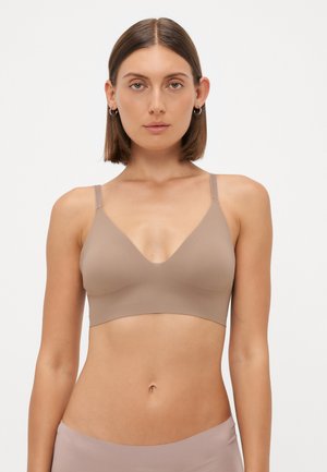 Senza cuciture, reggiseno marrone con scollatura profonda a V, spalline regolabili e texture liscia. Design semplice senza hardware o motivi visibili.