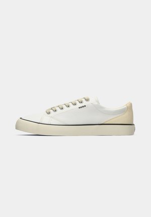Baskets basses en toile pour homme en blanc cassé avec un talon beige, fermeture à lacets et logo "HUGO" sur le côté.