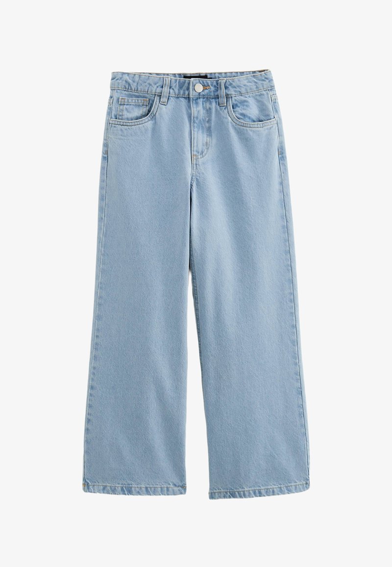 Jean large bleu clair en denim, avec une taille haute, des poches avant et une fermeture à bouton. Le tissu a une finition légèrement texturée.