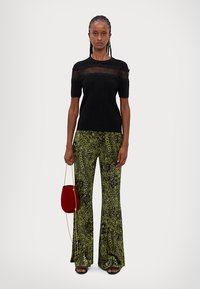 Diane von Furstenberg RUTHETTE PANTS - Hlače - green