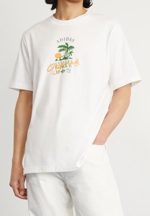 Weißes Baumwoll-T-Shirt mit grün-orangem Grafikdruck mit Palme, dem Text "ADIDAS LEISURE LEAGUE 72" und lockerem Schnitt.