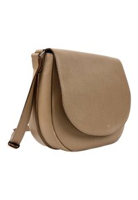 Sac bandoulière en cuir marron texturé avec rabat incurvé et bandoulière réglable sur fond blanc.