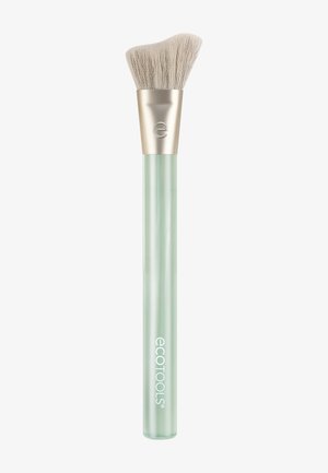 Brocha de maquillaje con cerdas blancas suaves en ángulo, férula dorada con el logo "e" y mango verde claro con la etiqueta "ecotools" en letras blancas.