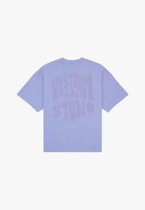 Lavendelkleurig T-shirt met korte mouwen met grote vervormde tekst "WRSTBHVR 030 STUDIO" gedrukt op de achterkant in een iets donkerdere tint.