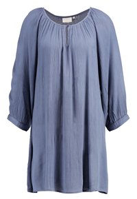 Tunika leggera blu con scollo rotondo, maniche a tre quarti e chiusura a bottoni. Presenta un tessuto texturizzato con morbide pieghe.