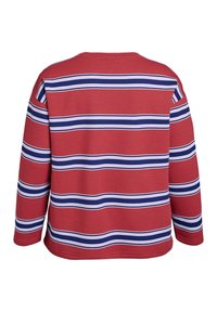 Červená mikina s okrúhlym výstrihom s vodorovnými pruhmi v námorníckej modrej a bielej farbe. Má dlhé rukávy a voľný strih s textúrovanou látkou.