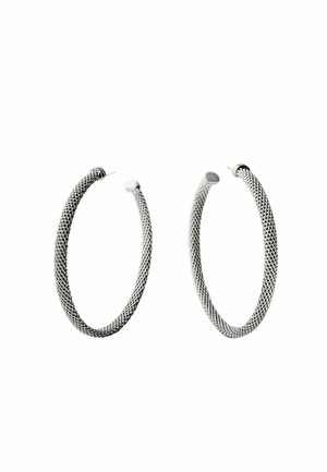 Par de pendientes de aro de malla plateada retorcida con cierre de poste sobre fondo blanco.