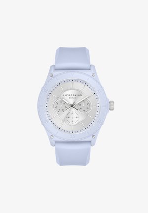 Montre-bracelet analogique ronde argentée avec trois sous-cadrans sur un cadran blanc et un bracelet en silicone bleu clair. Nom de marque Liebeskind Berlin visible.