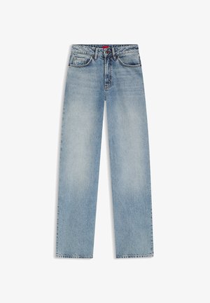 Világoskék farmernadrág egyenes szárú kialakítással, öt zsebbel és texturált felülettel. A derékpánt vörös díszítőelemmel rendelkezik.