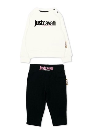 Chemise blanche à manches longues pour enfants avec texte noir "Just Cavalli" et pantalon noir avec logo rose "Just Cavalli" sur la ceinture.