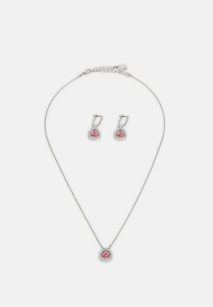 Ehekomplekt, mis sisaldab hõbedase tooni kettkaelakee, millel on roosa vääriskivi ripats ja samasugused roosa kivi kõrvarõngad, kõik läikivate aktsentidega.