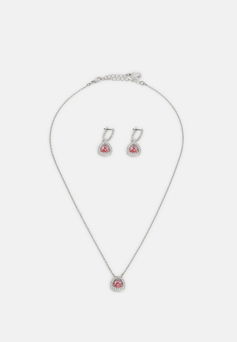 Ehekomplekt, mis sisaldab hõbedase tooni kettkaelakee, millel on roosa vääriskivi ripats ja samasugused roosa kivi kõrvarõngad, kõik läikivate aktsentidega.