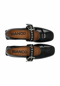 Zwarte gepatenteerde leren schoenen met een vierkante neus. Beschikt over een brede band met zilverkleurige hardware en decoratieve studs. De binnenkant heeft een bruine leren voering.