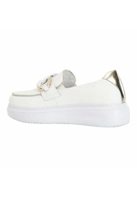 Vit lädersneaker med en silverdetalj på hälen, en upphöjd vit sula och en dekorativ spänne på den övre delen.