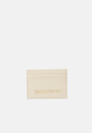 Porte-cartes Valentino en cuir texturé beige avec quatre emplacements pour cartes et logo embossé sur le devant. Design lisse et minimaliste.