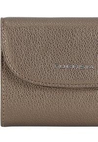 Portefeuille en simili cuir bronze métallisé avec une finition texturée, doté d'une fermeture à rabat et du mot "FUCHSIA" en relief argenté.