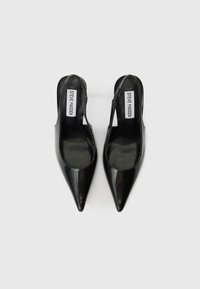 Μαύρες γόβες slingback από δερματίνη με μυτερές μύτες και ανοικτές πλευρές. Διαθέτουν λεία υφή και εσωτερική σόλα με λογότυπο.